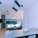Luxury Downtown α1 דירה